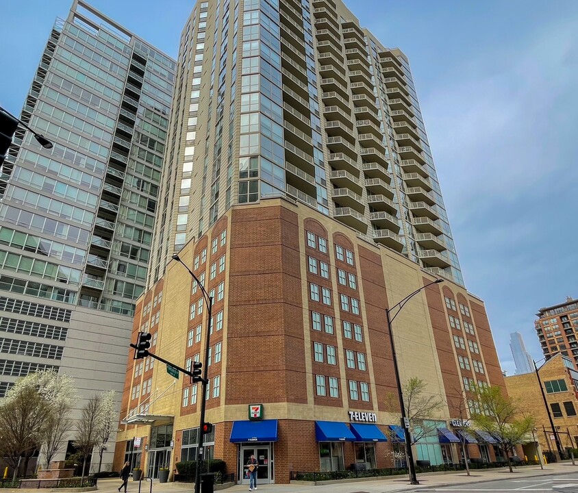 210 S Desplaines St, Unit 805 in Chicago, IL - Building Photo