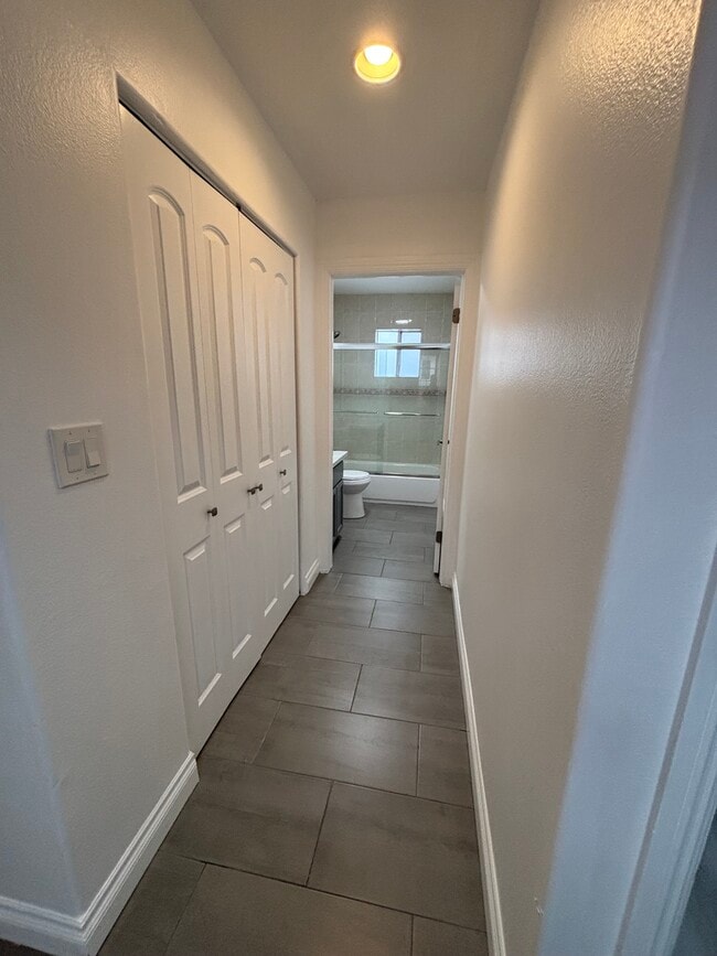 2429 E 110th St, Unit Unit B in Los Angeles, CA - Foto de edificio - Building Photo