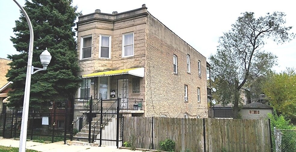 913 N Lawndale Ave in Chicago, IL - Building Photo