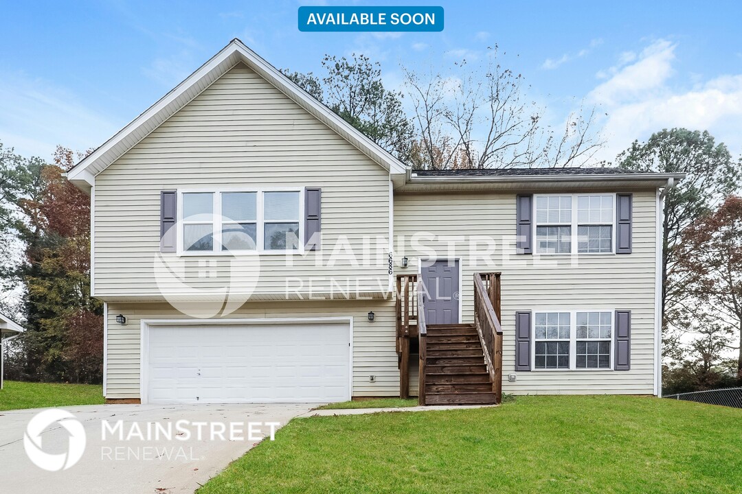6686 Cambridge Dr in Rex, GA - Building Photo