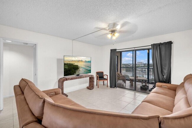 2202 S Cypress Bend Dr, Unit 903 in Pompano Beach, FL - Building Photo - Building Photo