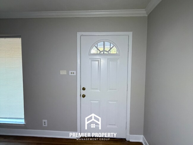 1085 S Perkins Rd in Memphis, TN - Building Photo - Building Photo