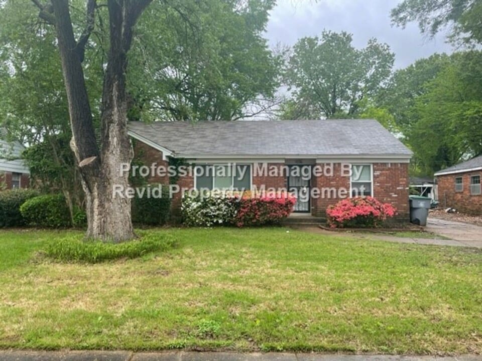 1872 Cornelia Ln in Memphis, TN - Building Photo
