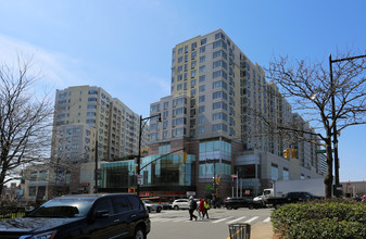 The Grand at SkyView Parc in Flushing, NY - Foto de edificio - Building Photo