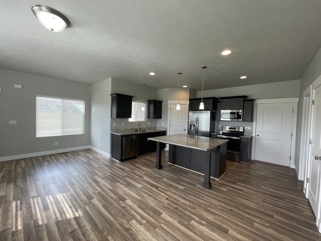 3753 E Cunninghill Drive in Eagle Mountain, UT - Foto de edificio - Building Photo