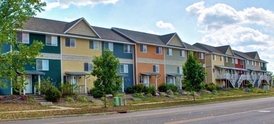 1958 Cypress Ct NE in Menomonie, WI - Foto de edificio