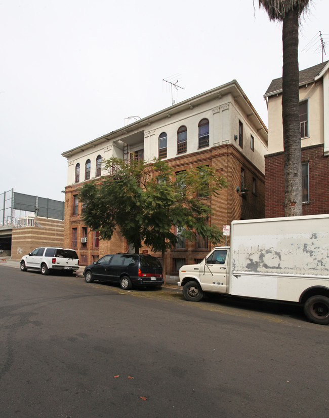 1325 Ingraham St in Los Angeles, CA - Foto de edificio - Building Photo