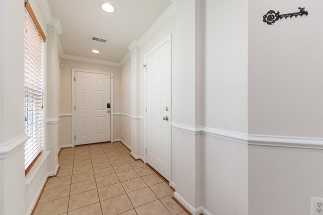 15687 John Diskin Cir in Woodbridge, VA - Foto de edificio - Building Photo