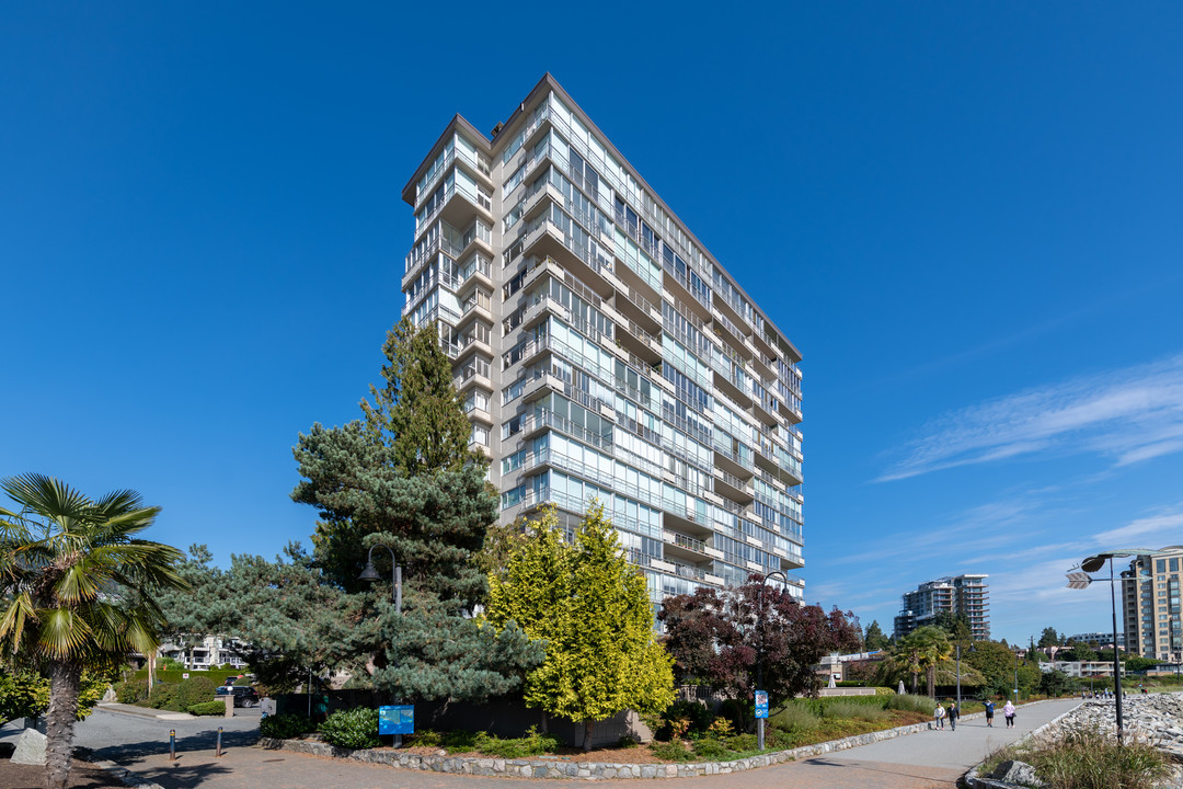 Seastrand in West Vancouver, BC - Building Photo