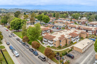 Peppertree Condominiums in Ventura, CA - Foto de edificio - Building Photo