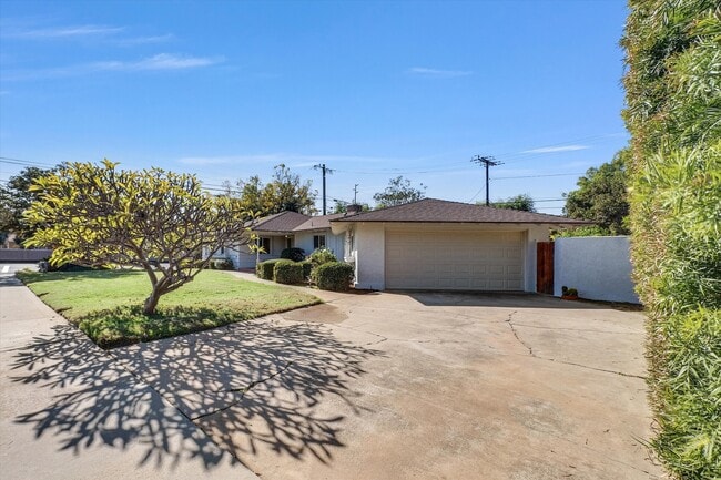 13981 Brenan Way in Santa Ana, CA - Foto de edificio - Building Photo