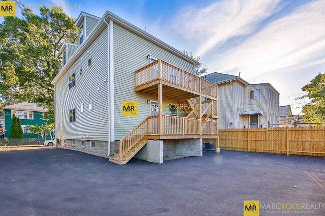 29 1st St, Unit #1 in Medford, MA - Foto de edificio - Building Photo