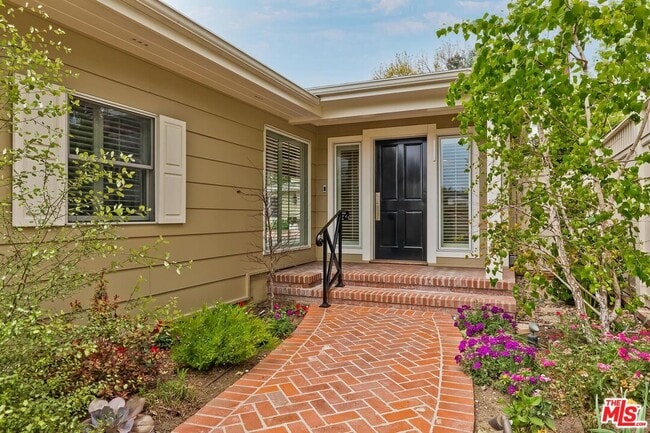 property at 4211 W Toluca Lake Ln