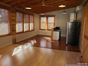 1120 W Woodlawn Ave-Unit -7 in San Antonio, TX - Building Photo - Building Photo