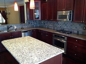 6153 Indian Wood Cir in Mableton, GA - Foto de edificio - Building Photo