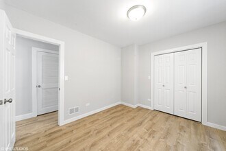 6042 W 63rd St in Chicago, IL - Building Photo - Building Photo