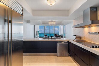 1331 Brickell Bay Dr, Unit 1703 in Miami, FL - Foto de edificio - Building Photo