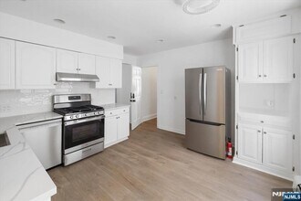 46 Garden Pl in Edgewater, NJ - Foto de edificio - Building Photo