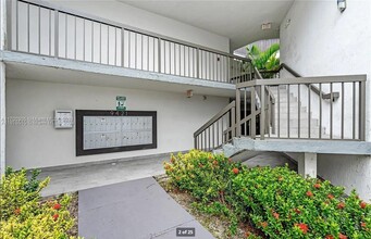 9421 Fontainebleau Blvd in Miami, FL - Building Photo - Building Photo