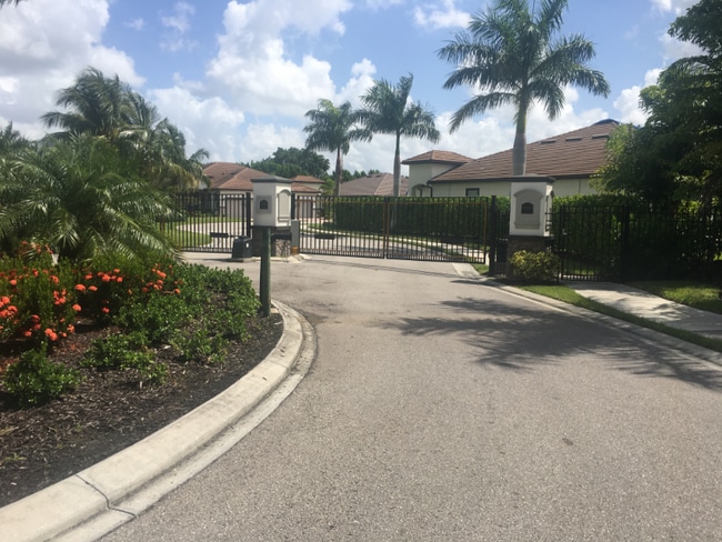 1126 S Town and River Dr in Ft. Myers, FL - Building Photo - Building Photo