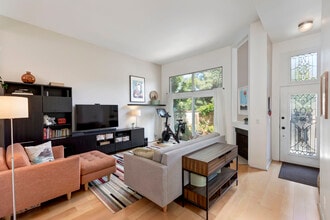 13011 Mindanao Way in Marina Del Rey, CA - Foto de edificio - Building Photo