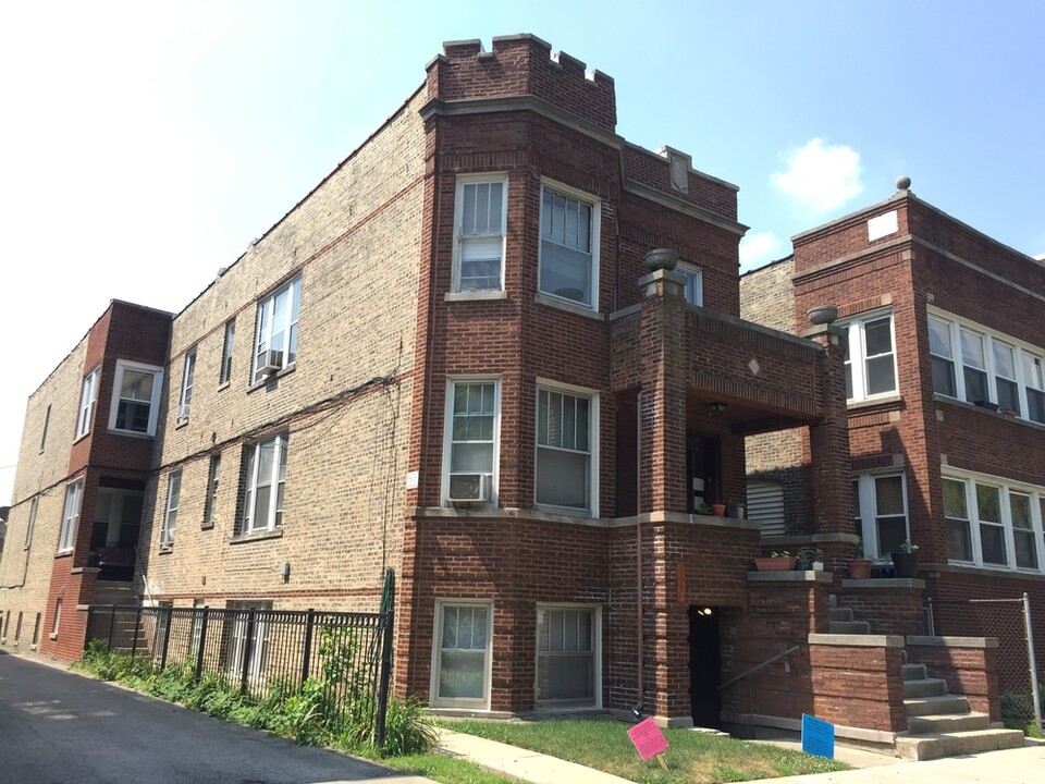 3915 W Schubert Ave in Chicago, IL - Building Photo