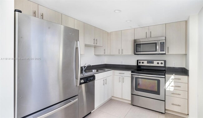 910 West Ave, Unit 236 in Miami Beach, FL - Building Photo - Building Photo