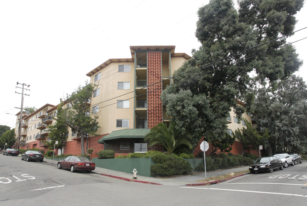 Fairmont Towers Apartments in Oakland, CA - Building Photo