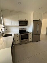 11855 NE 19th Dr in North Miami, FL - Foto de edificio - Building Photo