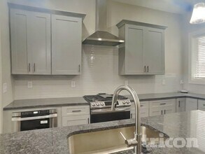 6813 Charlotte Pike in Nashville, TN - Foto de edificio - Building Photo