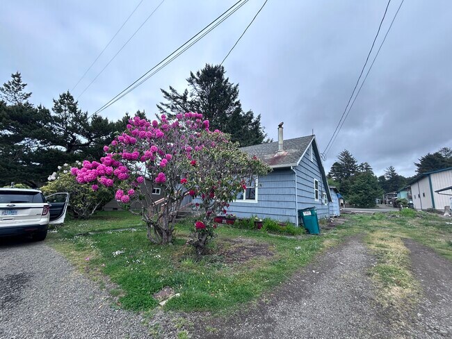 1074 S Beacon St in Rockaway Beach, OR - Building Photo - Building Photo