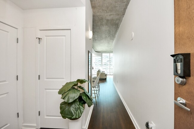 5925 Almeda Rd in Houston, TX - Building Photo - Building Photo