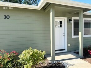 1841 Hubbard Ln in Grants Pass, OR - Building Photo - Building Photo