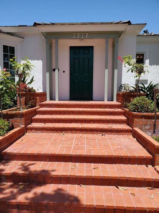 1717 Visalia Row in Coronado, CA - Building Photo