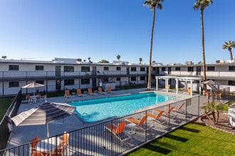 Sunrise on the Rail in Mesa, AZ - Foto de edificio - Building Photo