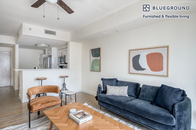 110 SW 12th St in Miami, FL - Building Photo - Building Photo