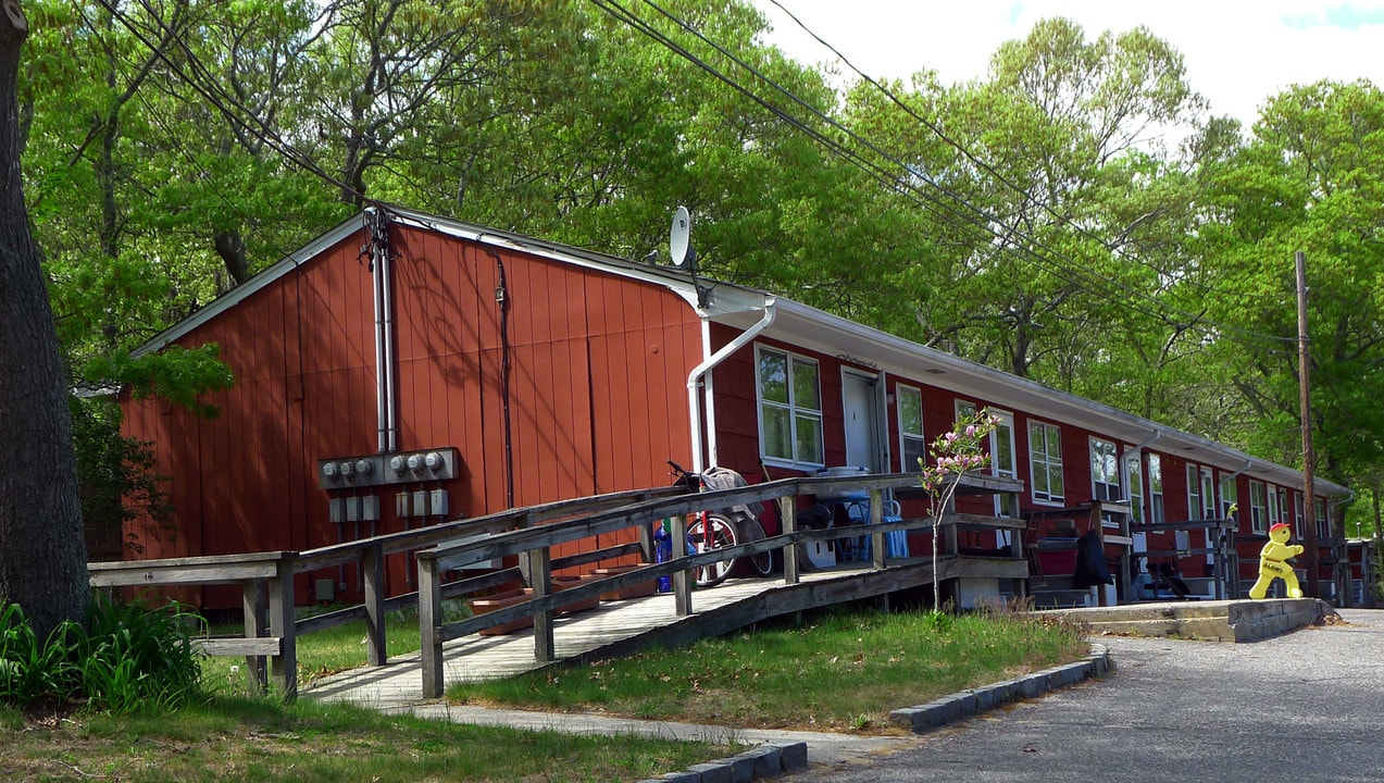 754 Flanders Rd in Flanders, NY - Foto de edificio