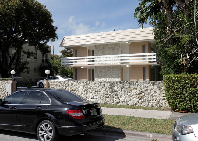 109 Menores Ave in Coral Gables, FL - Foto de edificio - Building Photo