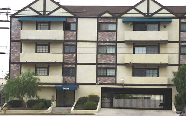 7601 N Hollywood Way in Burbank, CA - Foto de edificio - Building Photo