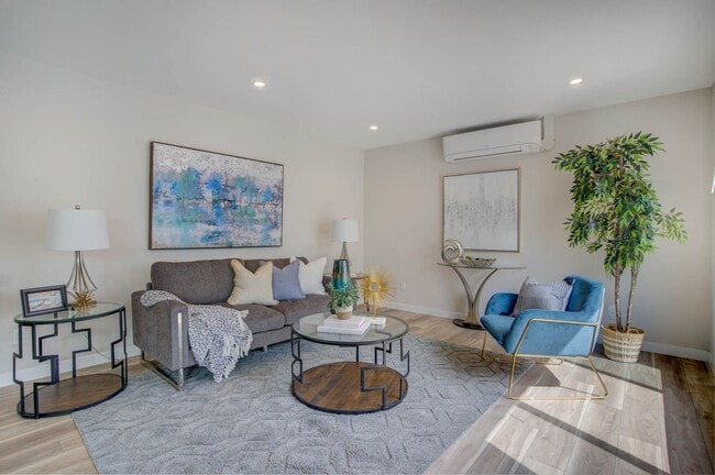 2049 Diamond St in San Diego, CA - Building Photo - Building Photo