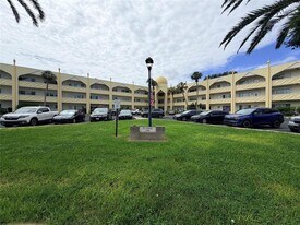 2361 Ecuadorian Way in Clearwater, FL - Building Photo