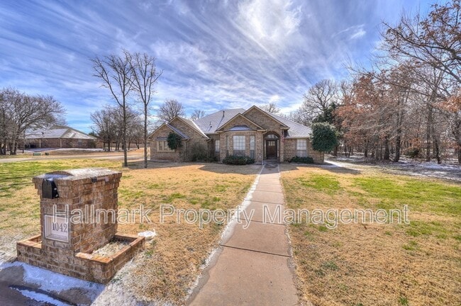 1042 Hidden Oaks Way in Guthrie, OK - Building Photo - Building Photo
