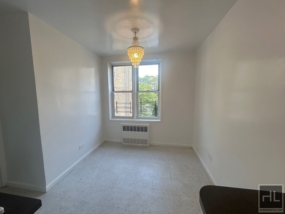 GRAND CENTRAL PARKWAY in Queens, NY - Building Photo