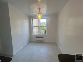 GRAND CENTRAL PARKWAY in Queens, NY - Building Photo - Building Photo