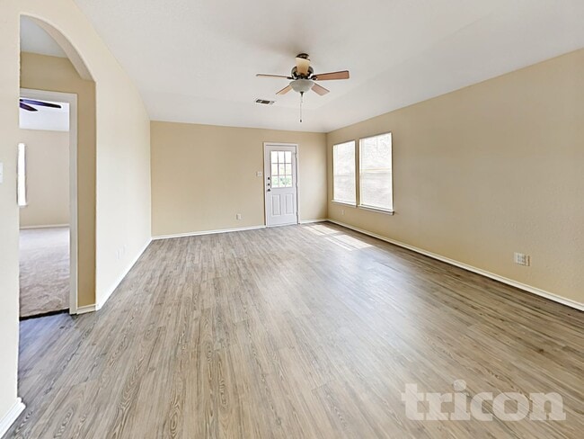 242 Hallie Pass in San Antonio, TX - Foto de edificio - Building Photo