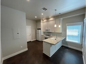 2215 Q St, Unit 00 in Sacramento, CA - Building Photo - Building Photo