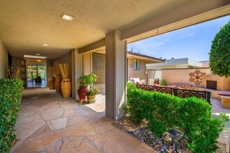 30 Columbia Dr in Rancho Mirage, CA - Foto de edificio - Building Photo