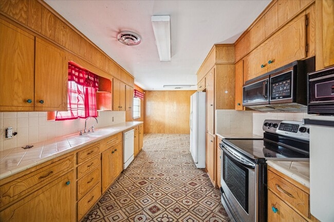 2101 Belvedere Dr in Baytown, TX - Building Photo - Building Photo