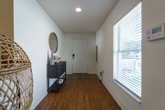 3813 N 52nd St in Tampa, FL - Building Photo - Interior Photo