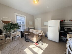 8 A Forest St, Unit 2R in Cambridge, MA - Building Photo - Building Photo